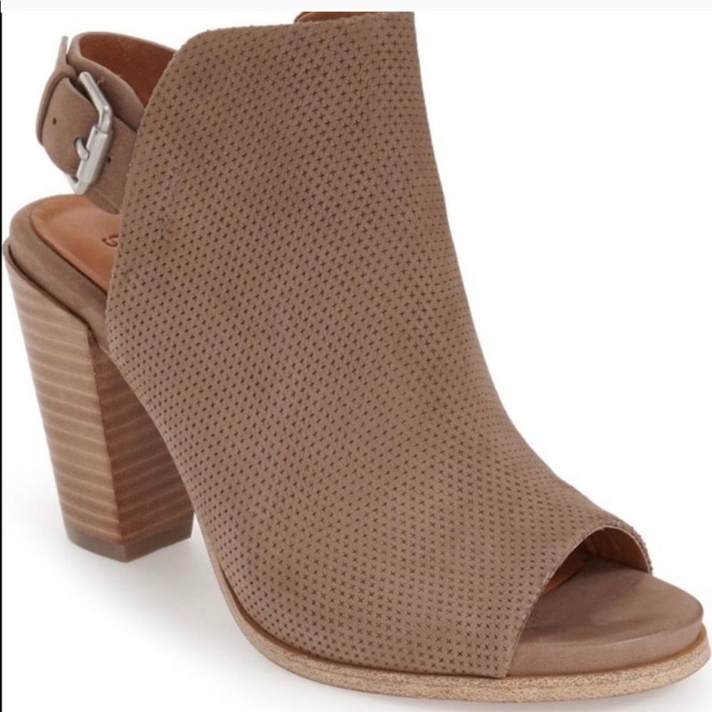 Gentle Souls by Kenneth Cole Shiloh Heels